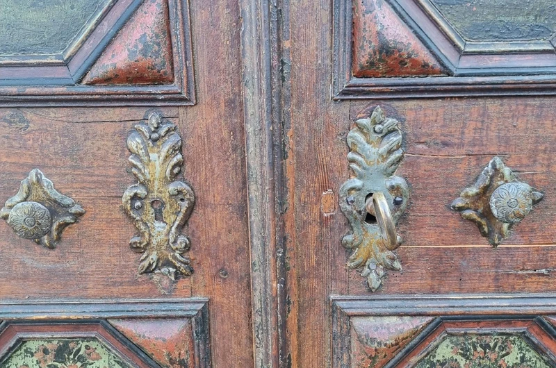 Armoire tyrolienne du 18e siècle avec peintures originales