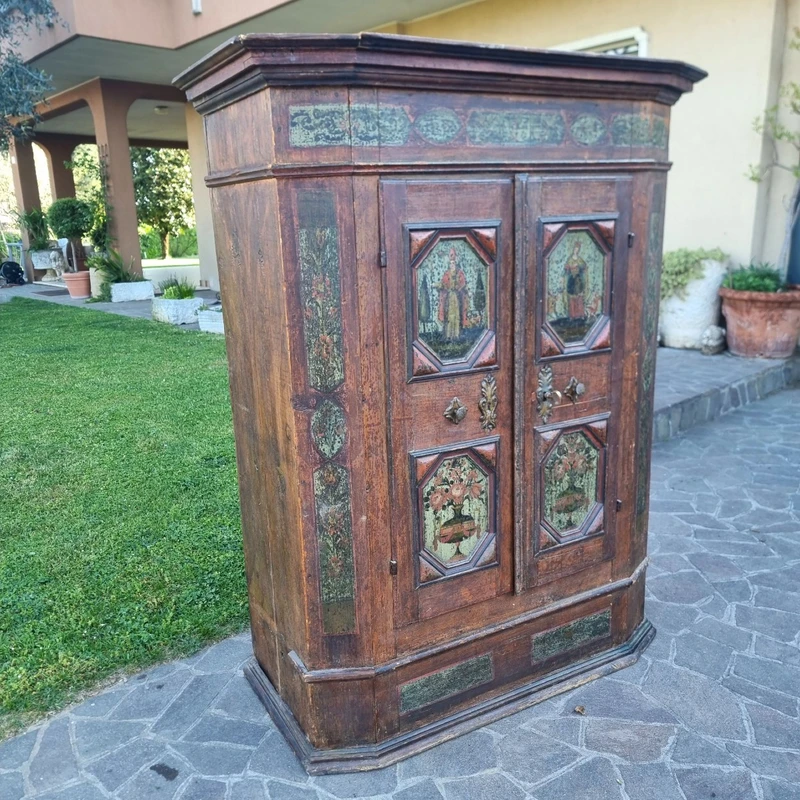Armoire tyrolienne du 18e siècle avec peintures originales