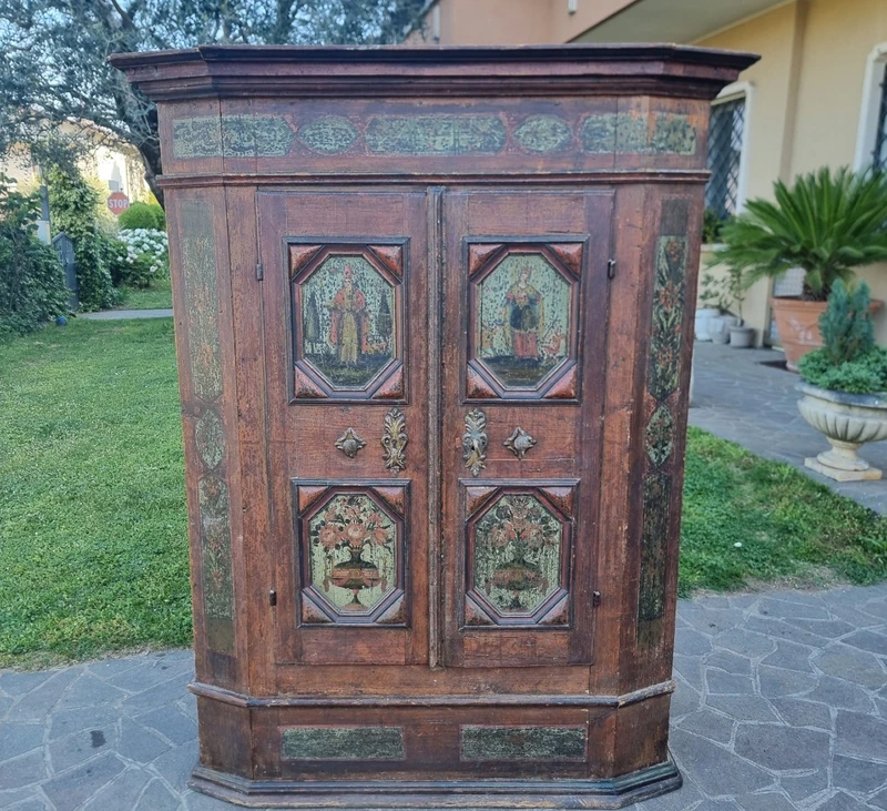 Armoire tyrolienne du 18e siècle avec peintures originales