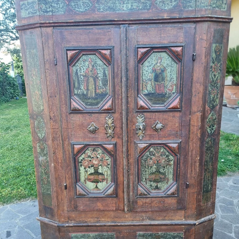 Armoire tyrolienne du 18e siècle avec peintures originales