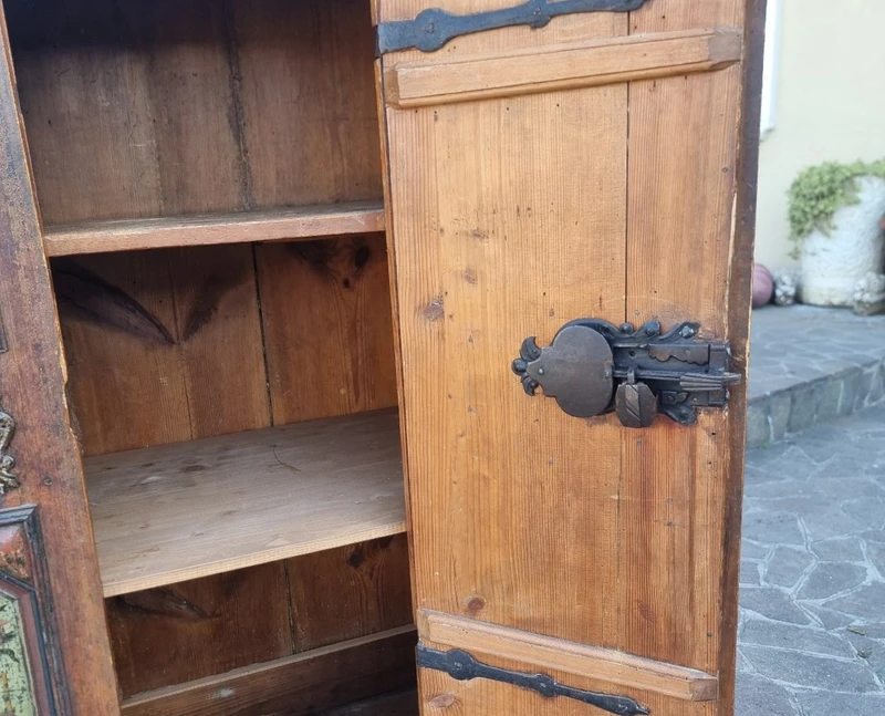 Armoire tyrolienne du 18e siècle avec peintures originales