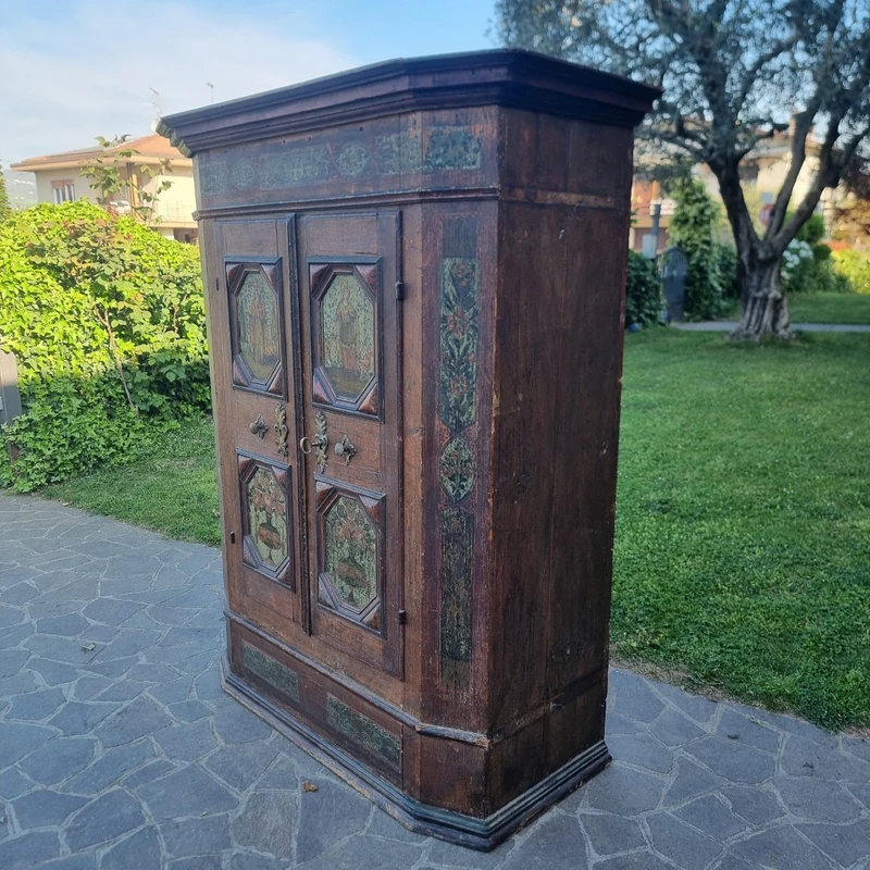 Armoire tyrolienne du 18e siècle avec peintures originales