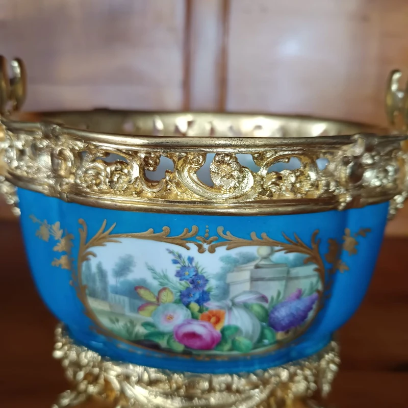 SEVRES PORCELAIN BOWL FROM THE SECOND HALF OF THE 18TH CENTURY