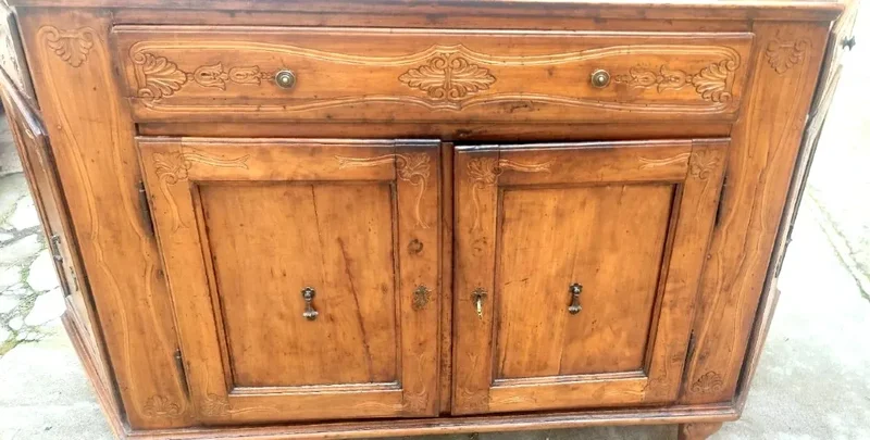 Grand buffet antique à encoches Vénétie 18ème siècle en merisier massif