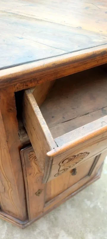 Grand buffet antique à encoches Vénétie 18ème siècle en merisier massif