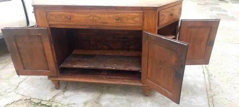 Grand buffet antique à encoches Vénétie 18ème siècle en merisier massif