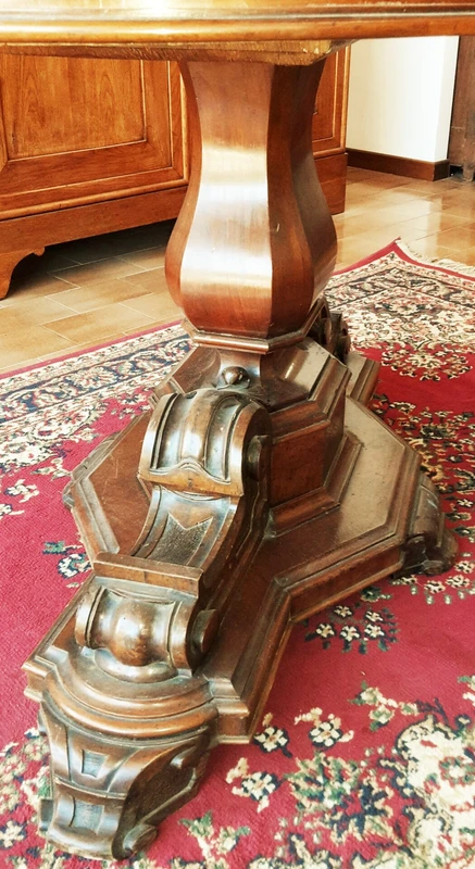 Italian Luigi Filippo walnut-root Italian coffee table with drawer