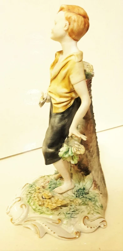 Figurine en céramique peinte à la main de Capodimonte signée Volta