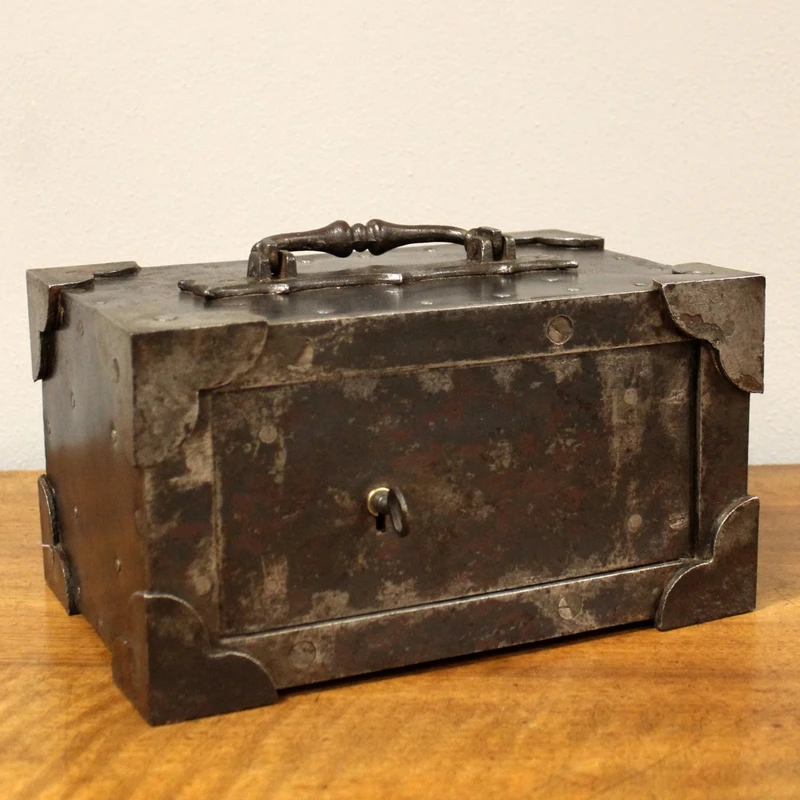 Coffre-fort de voyage ancien