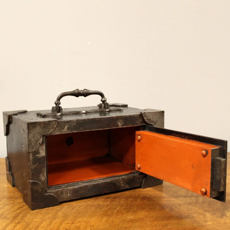 Coffre-fort de voyage ancien