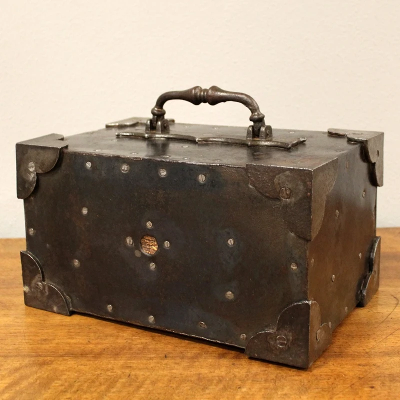 Coffre-fort de voyage ancien