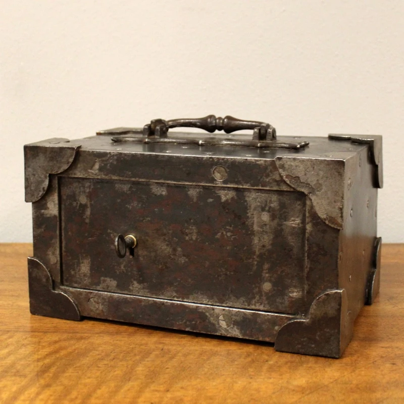 Coffre-fort de voyage ancien
