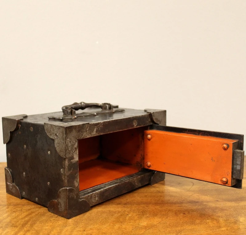 Coffre-fort de voyage ancien