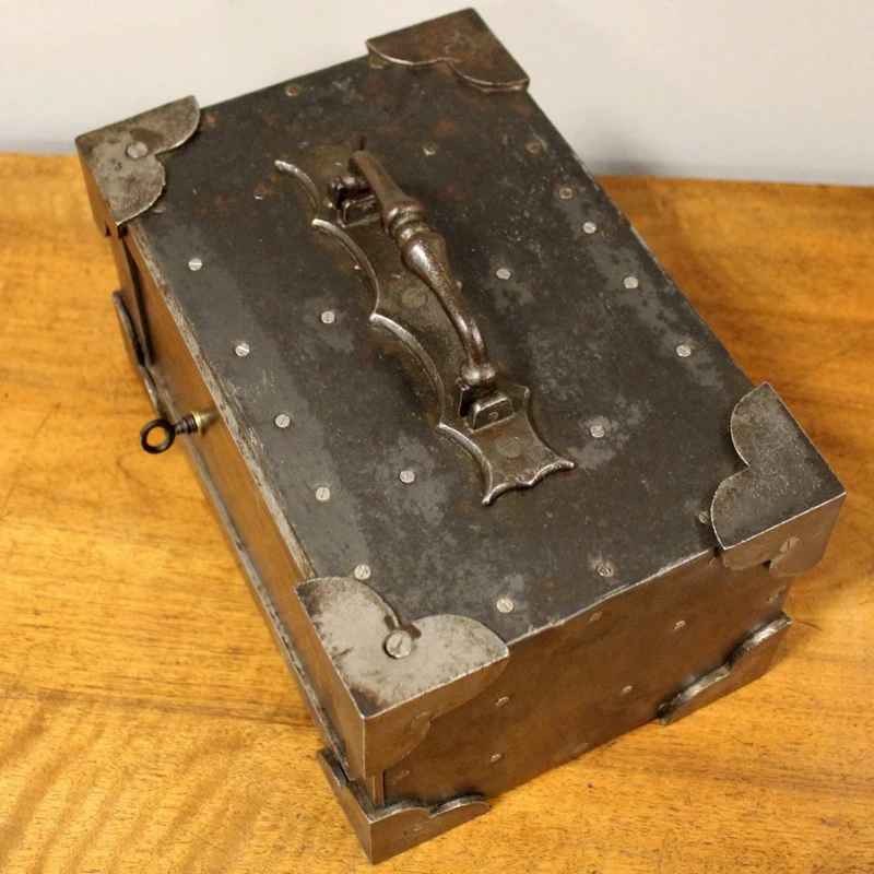 Coffre-fort de voyage ancien