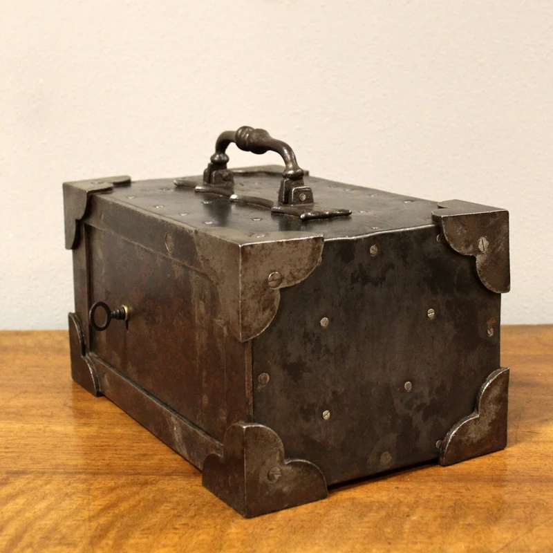 Coffre-fort de voyage ancien