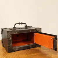 Coffre-fort de voyage ancien