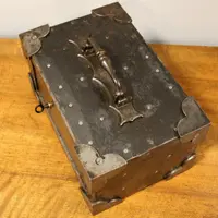 Coffre-fort de voyage ancien