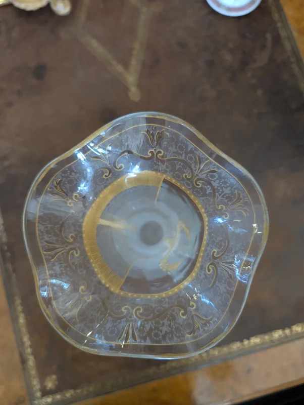 Glass vase decorated with gold motifs