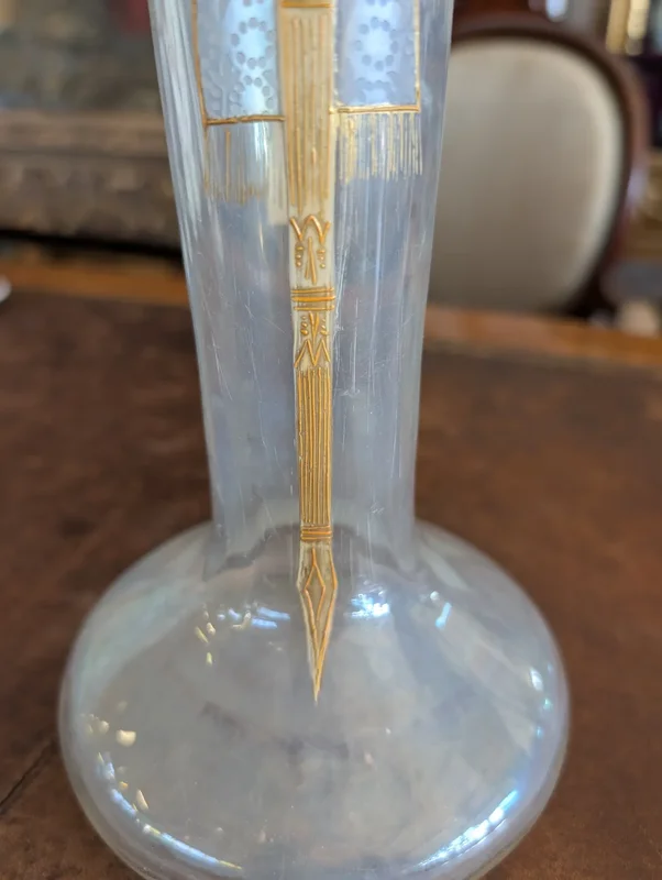 Glass vase decorated with gold motifs