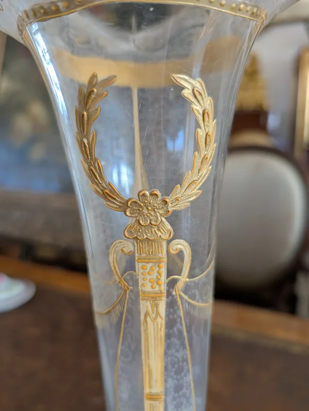 Glass vase decorated with gold motifs