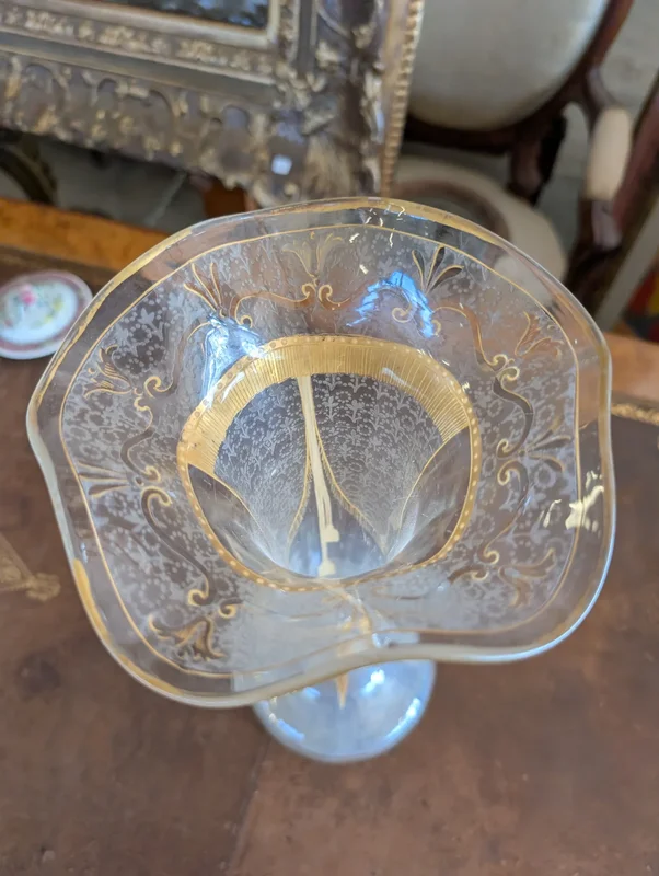 Glass vase decorated with gold motifs