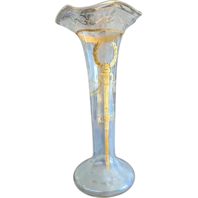 Glass vase decorated with gold motifs