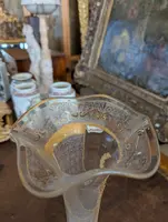 Glass vase decorated with gold motifs
