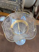 Glass vase decorated with gold motifs