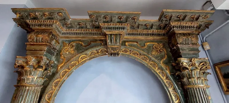 Ancien grand portail en bois sculpté, laqué et doré XVIe siècle XVIIe siècle