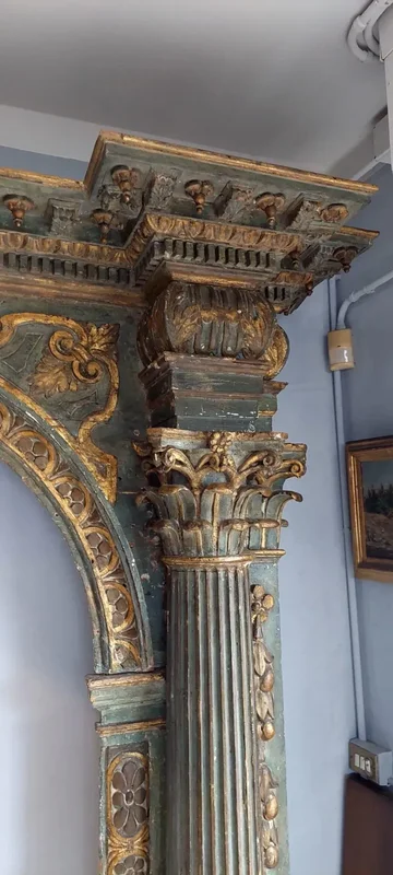 Ancien grand portail en bois sculpté, laqué et doré XVIe siècle XVIIe siècle