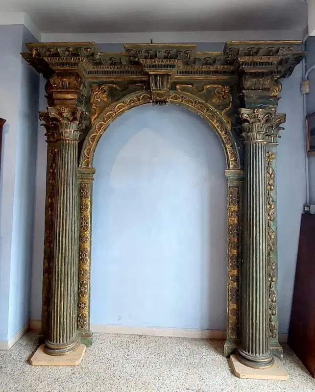 Ancien grand portail en bois sculpté, laqué et doré XVIe siècle XVIIe siècle
