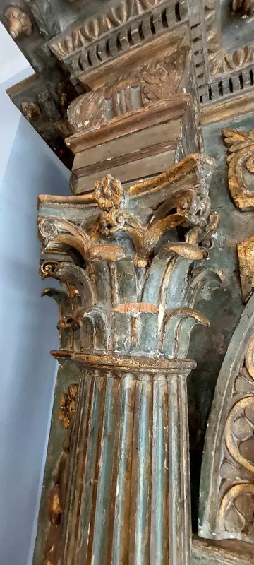 Ancien grand portail en bois sculpté, laqué et doré XVIe siècle XVIIe siècle