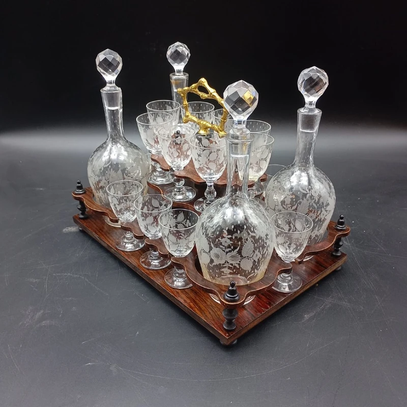 19TH CENTURY EBONIZED WOOD AND CRYSTAL LIQUEUR CAVE' A LIQUEUR