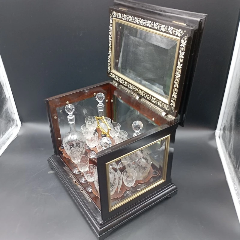 19TH CENTURY EBONIZED WOOD AND CRYSTAL LIQUEUR CAVE' A LIQUEUR