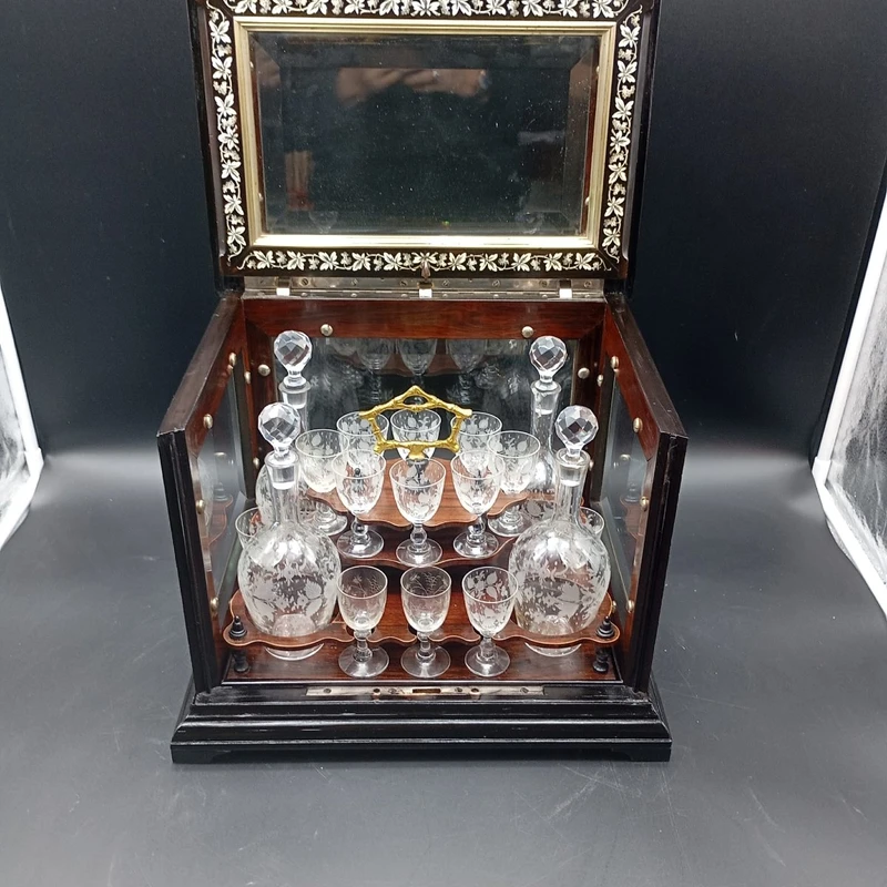 19TH CENTURY EBONIZED WOOD AND CRYSTAL LIQUEUR CAVE' A LIQUEUR