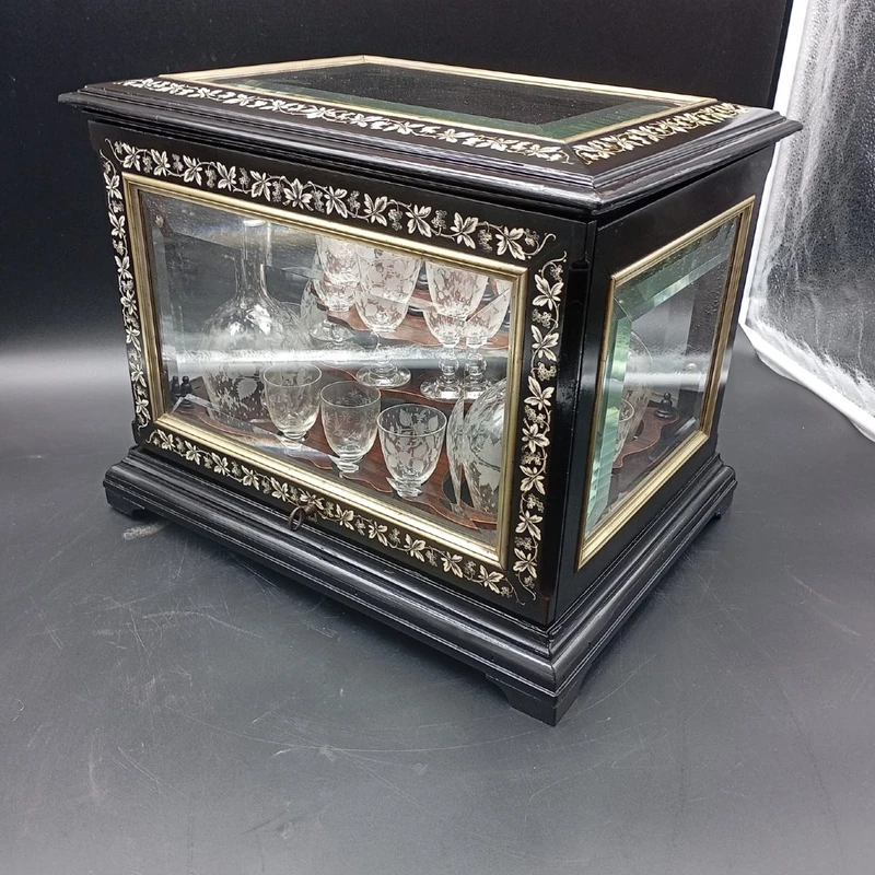 19TH CENTURY EBONIZED WOOD AND CRYSTAL LIQUEUR CAVE' A LIQUEUR