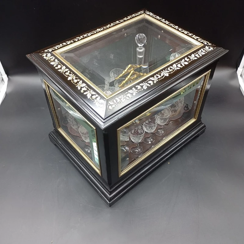 19TH CENTURY EBONIZED WOOD AND CRYSTAL LIQUEUR CAVE' A LIQUEUR