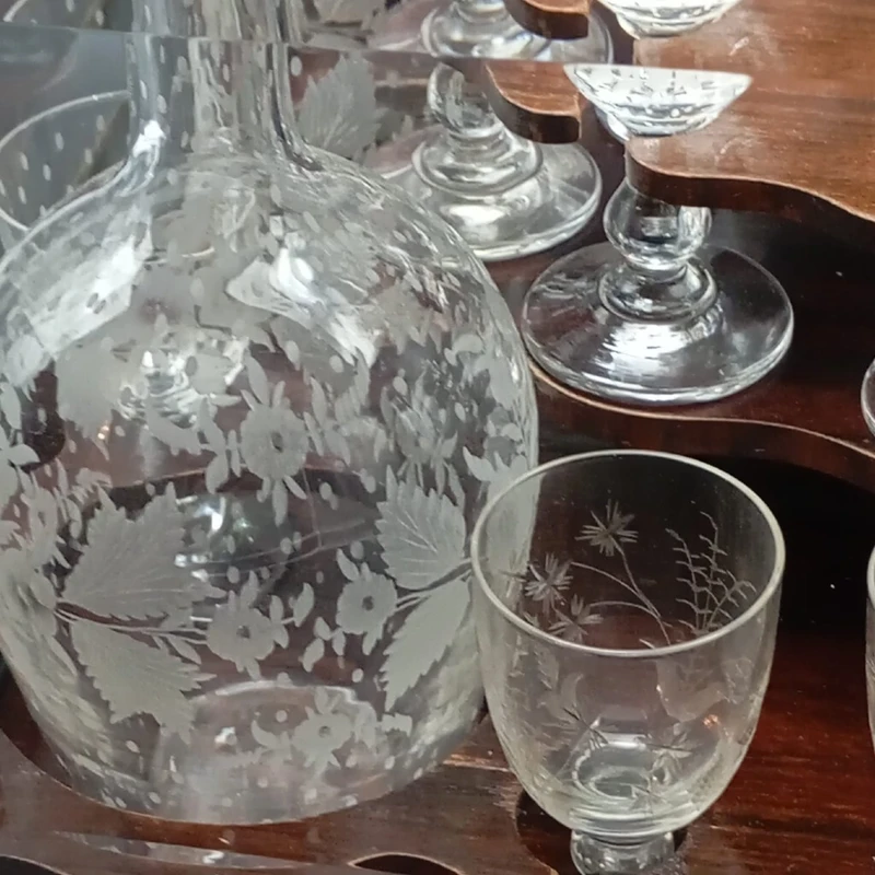 19TH CENTURY EBONIZED WOOD AND CRYSTAL LIQUEUR CAVE' A LIQUEUR