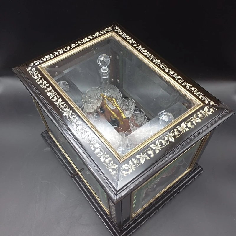 19TH CENTURY EBONIZED WOOD AND CRYSTAL LIQUEUR CAVE' A LIQUEUR