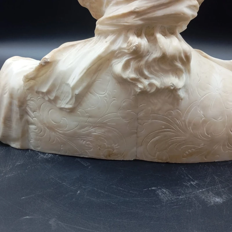 MEZZOBUSTO DI GIOVANE DONNA DELLA FINE DEL XIX SECOLO