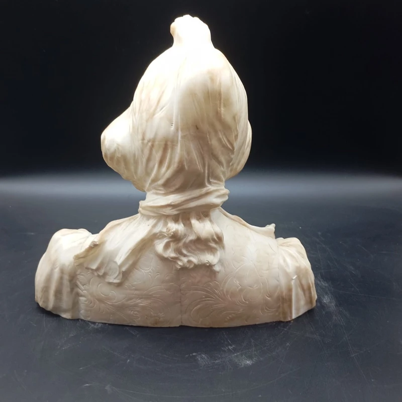 MEZZOBUSTO DI GIOVANE DONNA DELLA FINE DEL XIX SECOLO