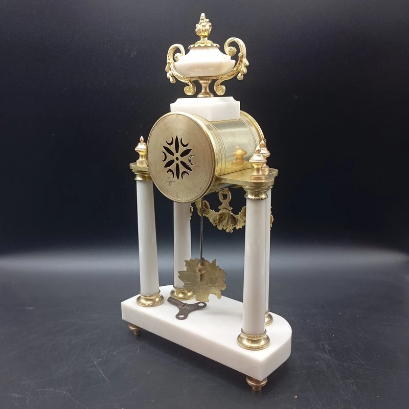 OROLOGIO A PENDOLO IN BRONZO DORATO E MARMO DELLA SECONDA META' DEL XIX SECOLO