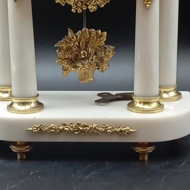 OROLOGIO A PENDOLO IN BRONZO DORATO E MARMO DELLA SECONDA META' DEL XIX SECOLO