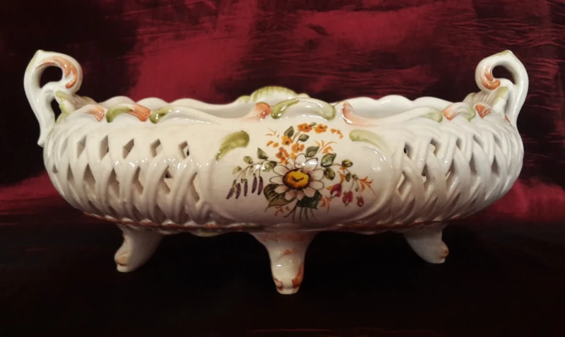 Piccolo cestino in ceramica italiana, dipinto a mano