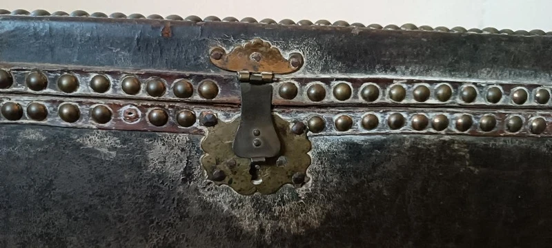 Cofanetto , Bauletto , rivestito in pelle decorato da inserti in metallo. XVII secolo ,45x26x19