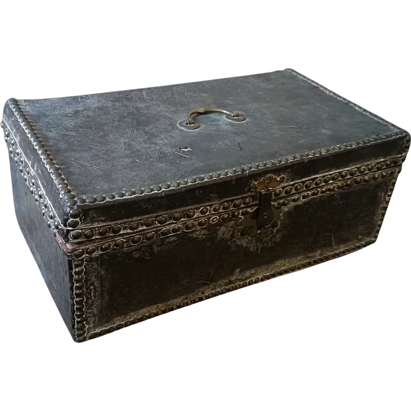 Cercueil, recouvert de cuir avec des inserts en métal. 17ème siècle ,45x26x19