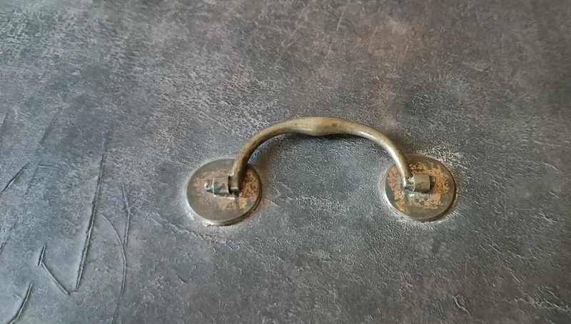 Cofanetto , Bauletto , rivestito in pelle decorato da inserti in metallo. XVII secolo ,45x26x19