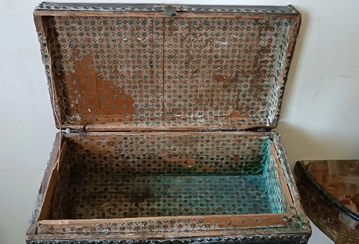 Cofanetto , Bauletto , rivestito in pelle decorato da inserti in metallo. XVII secolo ,45x26x19