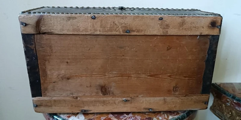 Cofanetto , Bauletto , rivestito in pelle decorato da inserti in metallo. XVII secolo ,45x26x19