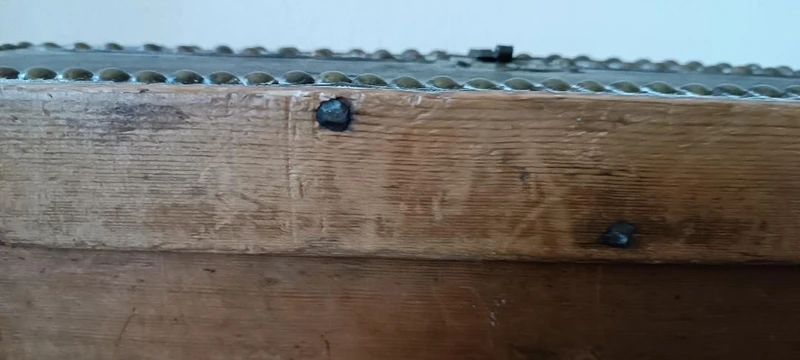 Cofanetto , Bauletto , rivestito in pelle decorato da inserti in metallo. XVII secolo ,45x26x19